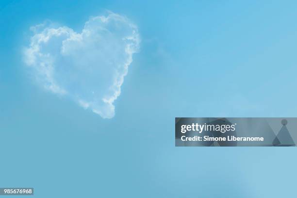 cuore nel cielo senza nuvole - cuore stock pictures, royalty-free photos & images