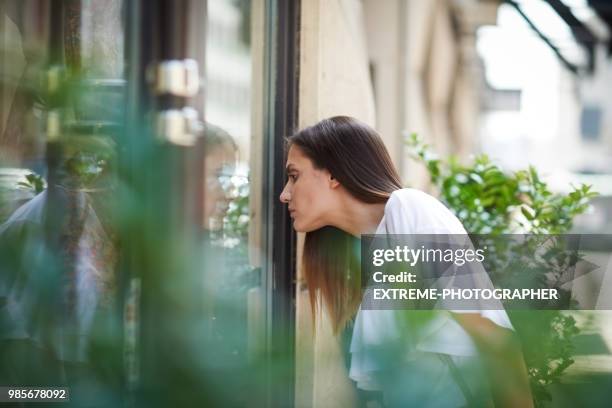 mujer joven en la ciudad - acechar fotografías e imágenes de stock