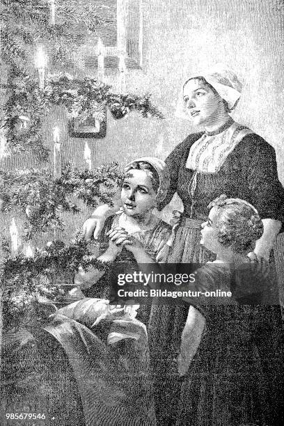 Christmas time, mother and two children in front of Christmas tree with burning candles, Weihnachtszeit, Mutter und zwei Kinder vor dem...