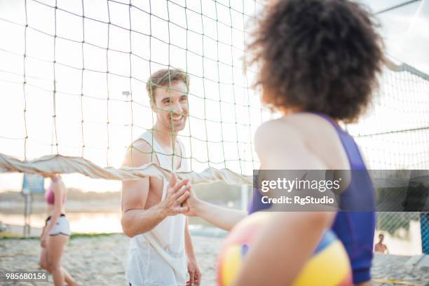 frente a los jugadores del equipo estrechándole la mano - campeón de torneo fotografías e imágenes de stock