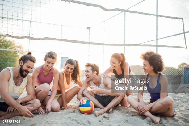 amigos que se divierten en la playa después de jugar voleibol - campeón de torneo fotografías e imágenes de stock