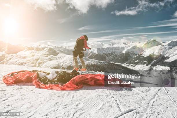 ein skifahrer bereitet speedriding. speedriding ist eine neue extremsportart und verbindet skifahren mit paragliding. - davos 2018 stock-fotos und bilder