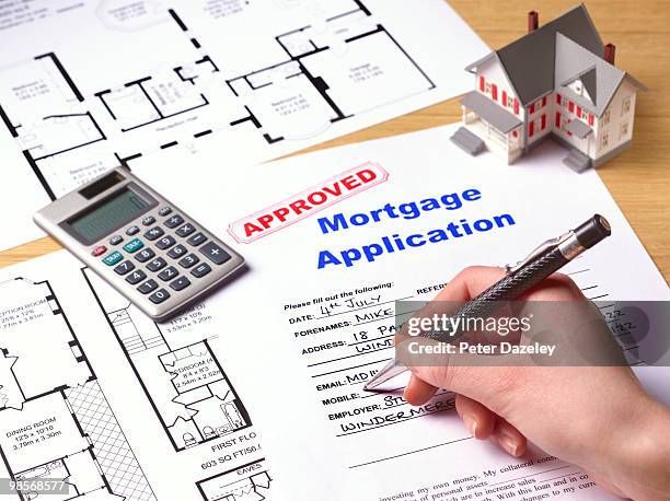 approved mortgage application - mortgage loan photos et images de collection