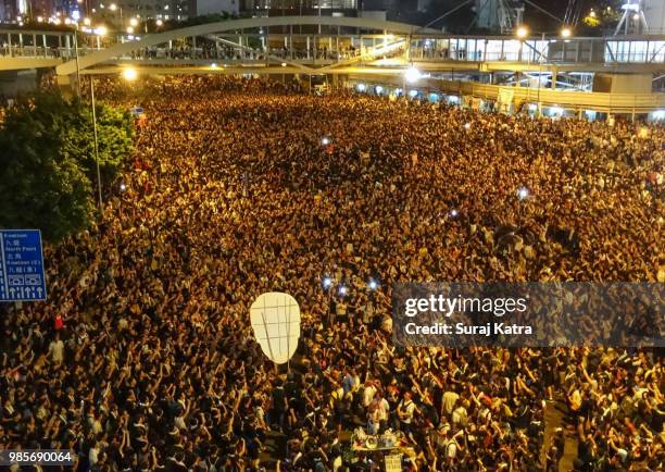 umbrella revolution (cy face the crowd) - stadium hong kong fotografías e imágenes de stock