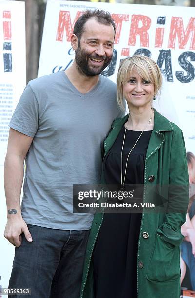 Italian actors Fabio Volo and Luciana Littizzetto attend a photocall for the movie "Matrimoni E Altri Disastri" at Villa Borghese on April 20, 2010...