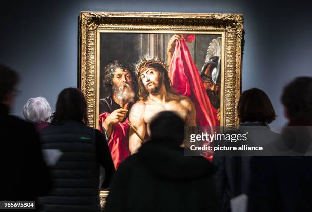 Visitors of the press pre-tour of the 'Rubens. Kraft der Verwandlung' exhibition stand in front of the prainting 'Ecce Homo', which was painted by...