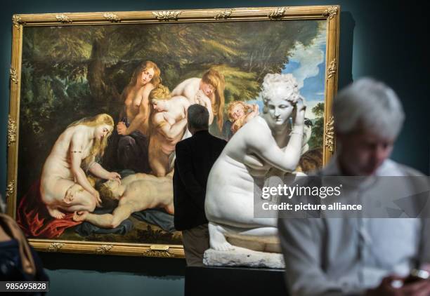 Visitors of the press pre-tour of the 'Rubens. Kraft der Verwandlung' exhibition stand in front of the antique Roman statue 'Kauernde Venus' and the...