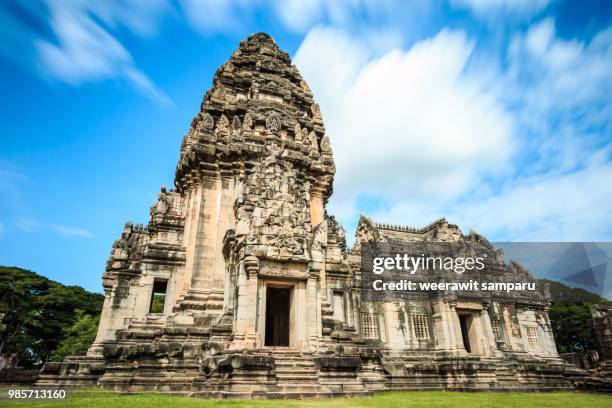 phimai stone castle - phimai foto e immagini stock