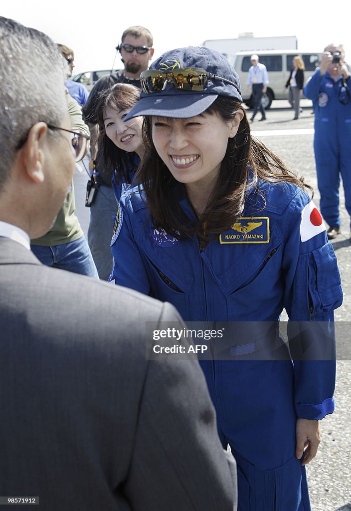 Mission specialist Naoko Yamazaki (R) of