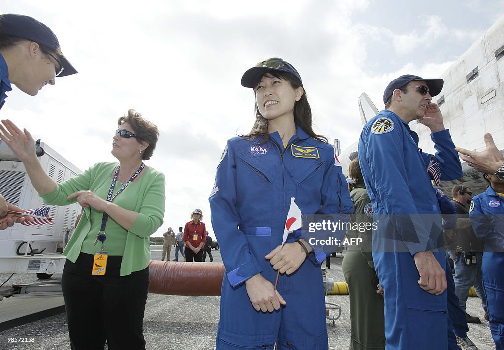 Mission specialist Naoko Yamazaki (C) of
