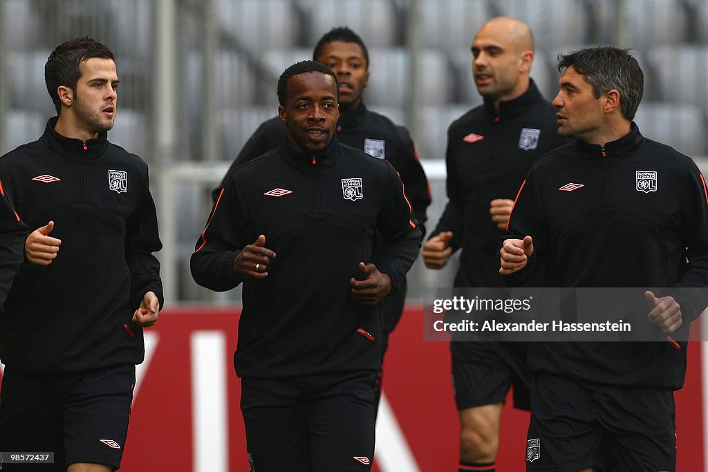 Olympic Lyon - Training & Press Conference