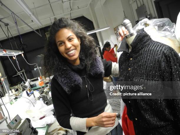 New York: Die Modedesignerin Mona Hamid, Mitglied der Designer-Gruppe "Flying Solo", prüft in einer Schneiderei ein Kleidungsstück aus ihrer neuen...