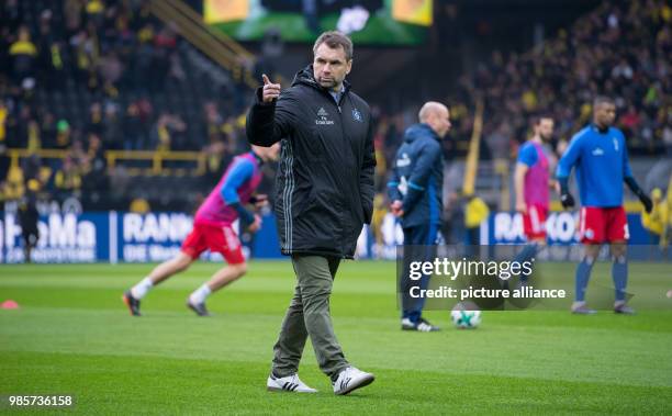 Hamburg's Bernd Hollerbach walks on the field pointing at someone prior to the match in Dortmund, 10 February 2018. Photo: Guido Kirchner/dpa