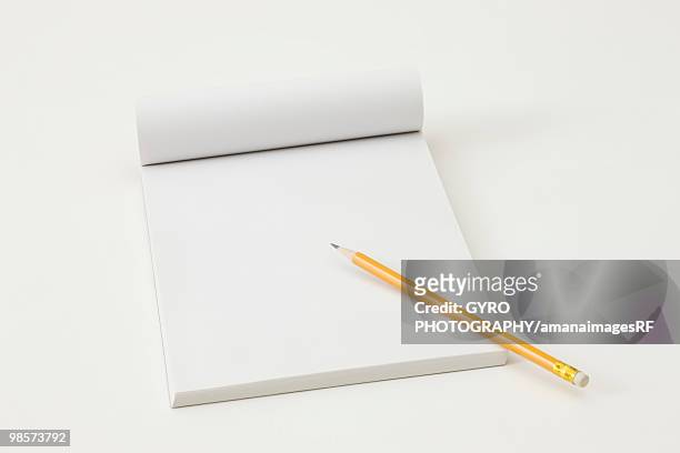 blank notepad and pencil - creative rf stock-fotos und bilder