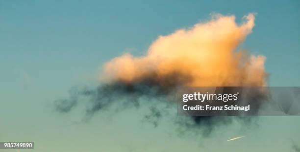 wolke bei sonnenaufgang - wolke fotografías e imágenes de stock