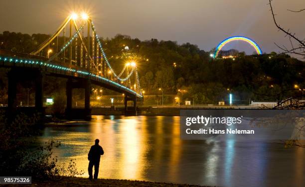 arch of friendship of people next to the dnepr. - hans neleman 個照片及圖片檔