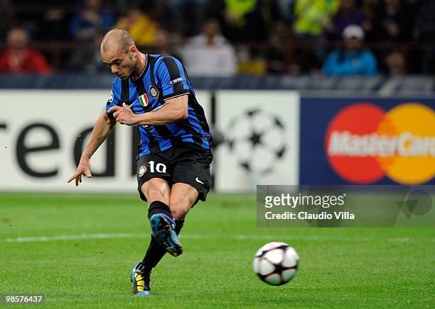 Wesley Sneijder of Inter Milan scores the 1:1 equalising goal during the UEFA Champions League Semi Final First Leg match between Inter Milan and...