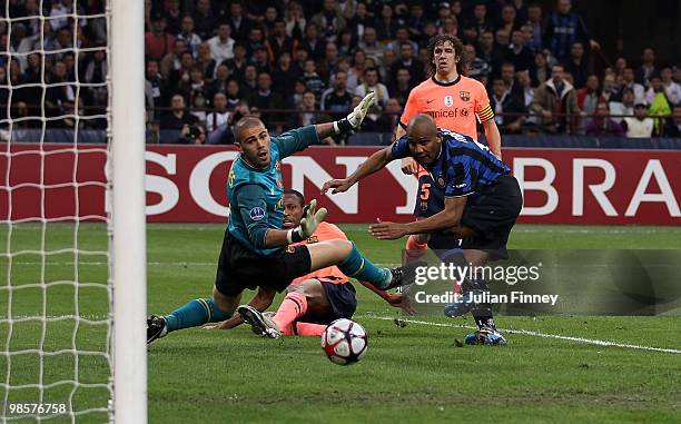 Maicon of Inter scores his teams second goal during the UEFA Champions League Semi Final 1st Leg match between Inter Milan and Barcelona at the San...