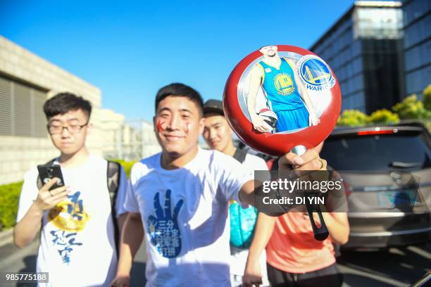 Fans wait for NBA player Klay Thompson of the Golden State Warriors with a pan on June 27, 2018 in Taiyuan, China.