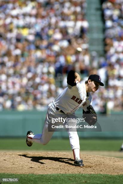 Roger Clemens of the Boston Red Sox pitches to the Cleveland Indians during a MLB game on August 30, 1986 at Fenway Park in Boston, Massachusetts.