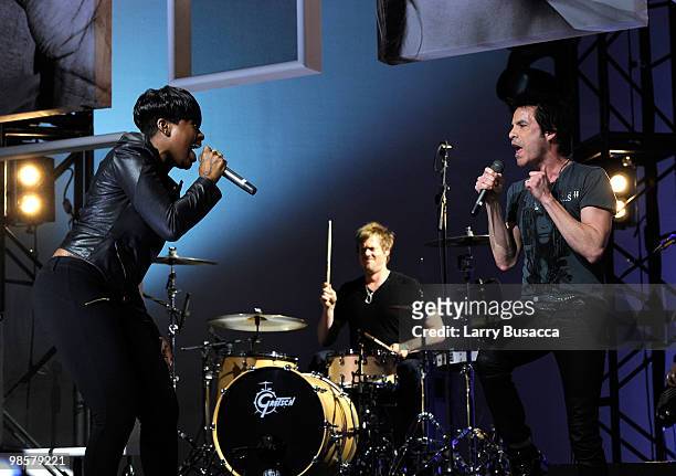 Pat Monahan of Train performs with Fantasia during the Vh1 Upfront 2010 at Pier 59 Studios on April 20, 2010 in New York City.