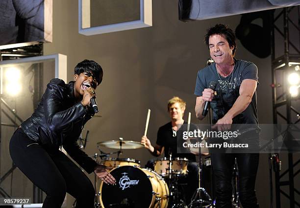 Pat Monahan of Train performs with Fantasia during the Vh1 Upfront 2010 at Pier 59 Studios on April 20, 2010 in New York City.