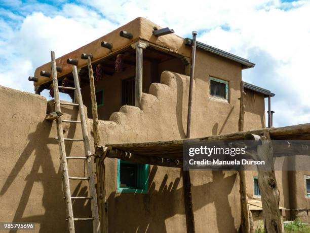 adobe home in taos - adobe home stock-fotos und bilder