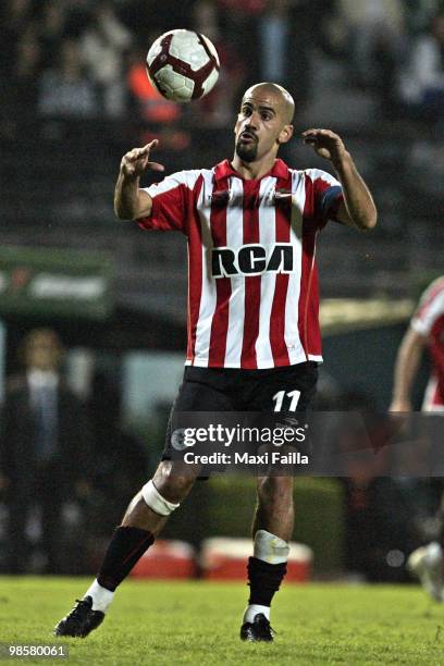 Juan Sebastian Veron of Estudiantes in action in the match against Peru's Alianza Lima during their Libertadores cup soccer match at the Centenario...