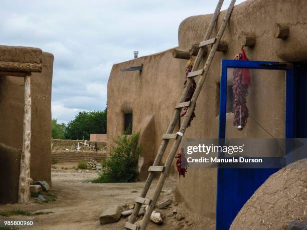 taos adobe home - adobe home stock-fotos und bilder