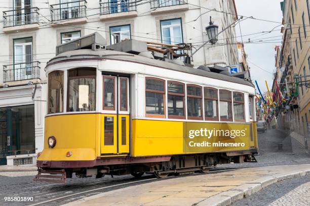 gele tram in lissabon - provincie lissabon stockfoto's en -beelden