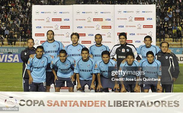 Bolivar's players pose for the official photo prior to their match against Juan Aurich as part of 2010 Libertadores Cup at Hernando Siles stadium on...