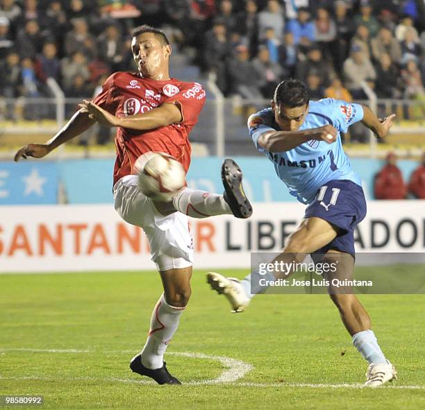 Bolivar's player Wilians Ferreira in action during their match against Juan Aurich as part of 2010 Libertadores Cup at Hernando Siles stadium on...