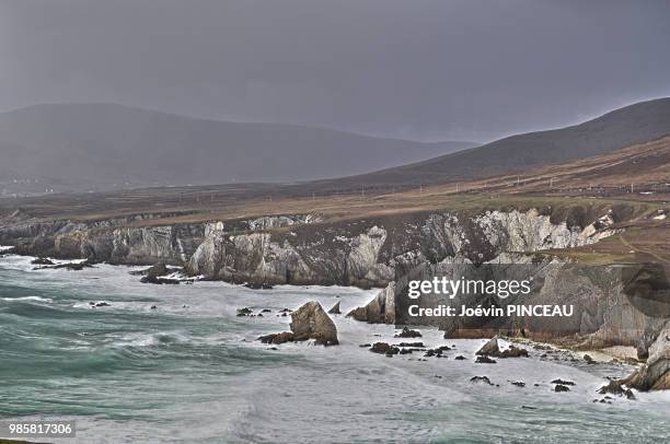 waves crashing on cliffs hdr - pinceau stock pictures, royalty-free photos & images