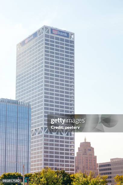 milwaukee downtown buildings - peeter viisimaa or peeterv stock pictures, royalty-free photos & images