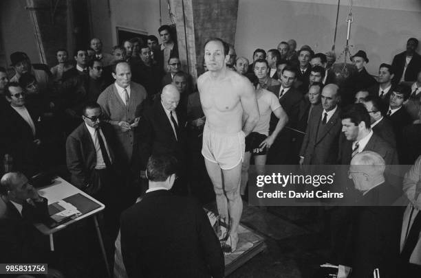 English heavyweight boxer Henry Cooper and Italian boxer Piero Tomasoni measuring their weight before their fight for the EBU Heavyweight Title,...