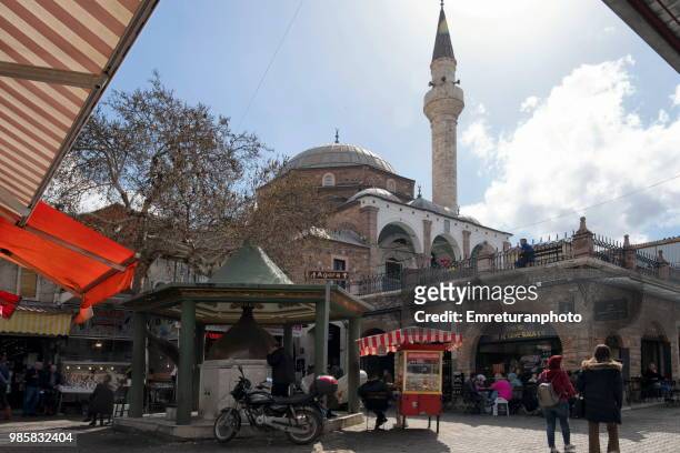 people shopping around fountain and kestanepazari mosque at kemeralti. - emreturanphoto foto e immagini stock