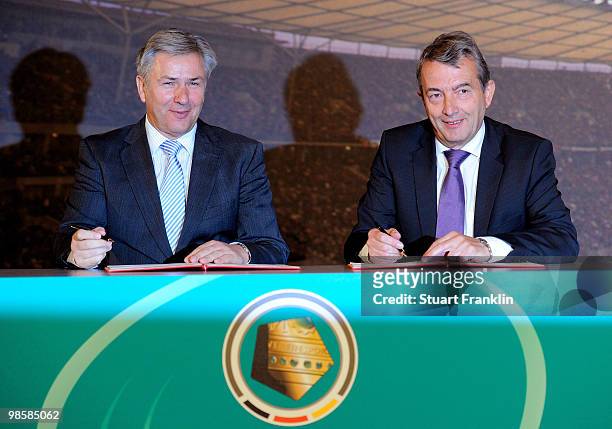 Klaus Wowereit , mayor of Berlin and Wolfgang Niersbach, general seceratary of the DFB sign an agreement to hold the final in Berlin until 2015...