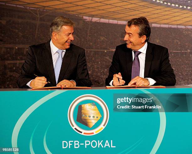 Klaus Wowereit , mayor of Berlin and Wolfgang Niersbach, general seceratary of the DFB sign an agreement to hold the final in Berlin until 2015...