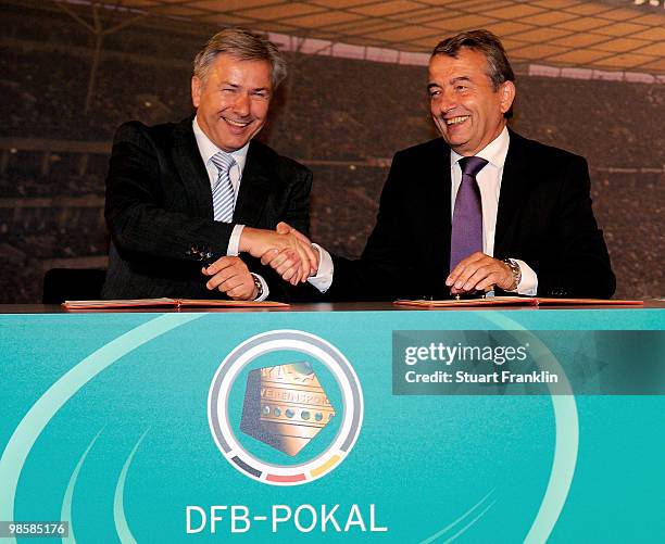 Klaus Wowereit , mayor of Berlin and Wolfgang Niersbach, general seceratary of the DFB sign an agreement to hold the final in Berlin until 2015...