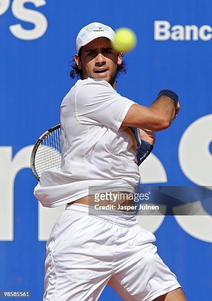 Eduardo Schwank of Argentina playes a forehand to Lleyton Hewitt of Australia on day three of the ATP 500 World Tour Barcelona Open Banco Sabadell...