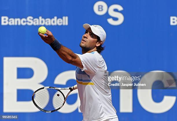 Eduardo Schwank of Argentina serves the ball to Lleyton Hewitt of Australia on day three of the ATP 500 World Tour Barcelona Open Banco Sabadell 2010...