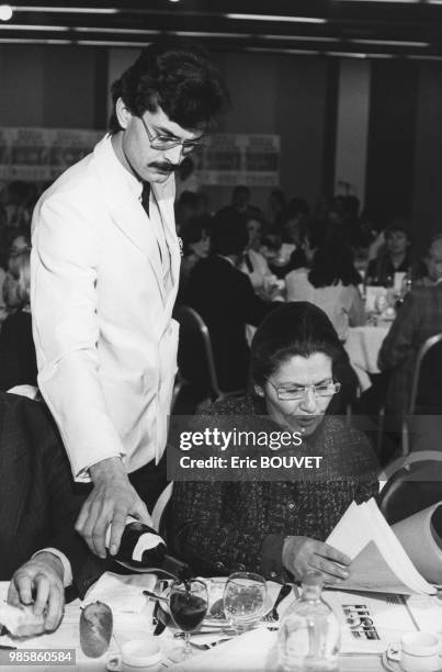 Simone Veil en campagne pour les Européennes lors d'un dîner débat au Palais des Congrès le 22 mars 1984 à Paris, France.