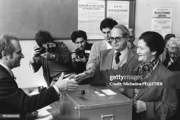 Simone Veil est venue avec son mari et son fils Pierre-François voter pour les Législatives le 16 mars 1986 à Paris, France.