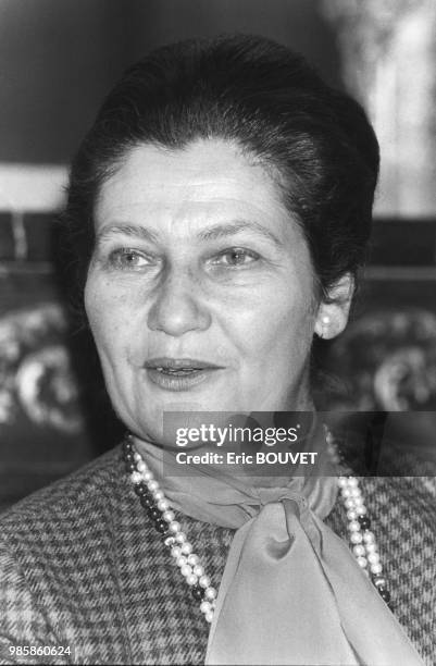 Simone Veil lors d'un déjeuner de presse en avril 1984 à Paris, France.