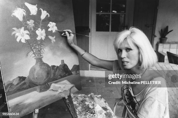 Amanda Lear peignant un tableau sur la terrasse de son mas de Saint Rémi de Provence en juillet 1984, France.