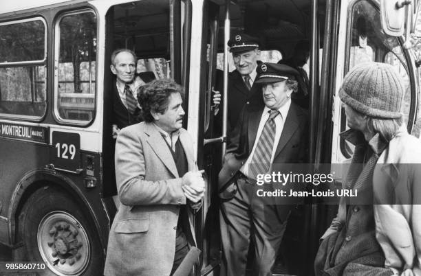 Victor Lanoux et Pierre Mondy jouent dans le film "Retour en force" en août 1979 à Paris, France.