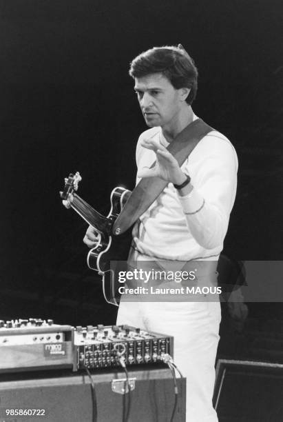 Le guitariste John Mac Laughlin en concert le 26 septembre 1978 à Paris, France.