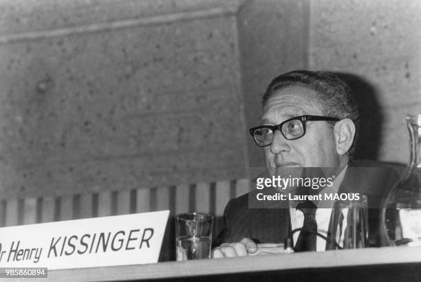 Henry Kissinger, conseiller pour la politique étrangère américaine, préside une réunion sur le marketing financier européen à l'UNESCO le 3 décembre...