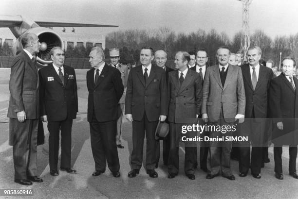 Arrivée de Valéry Giscard d'Estaing à l'aéroport de Vnoukovoz, il est accueilli en personne par Leonid Brejnev accompagné du Président du conseil,...