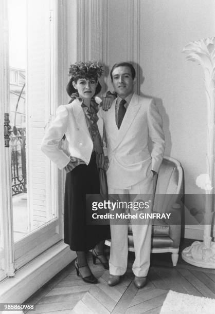 Paloma Picasso et l'écrivain argentin Rafael Lopez Sanchez chez eux dans leur appartement parisien, le 5 mai 1978 à Paris, France.
